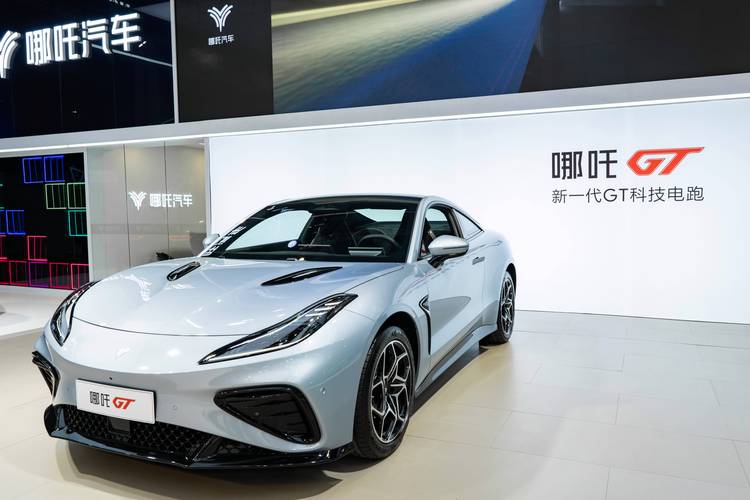 深圳292哪吒汽车在智能汽车领域的表现，领途汽车在新能源汽车市场中的影响力